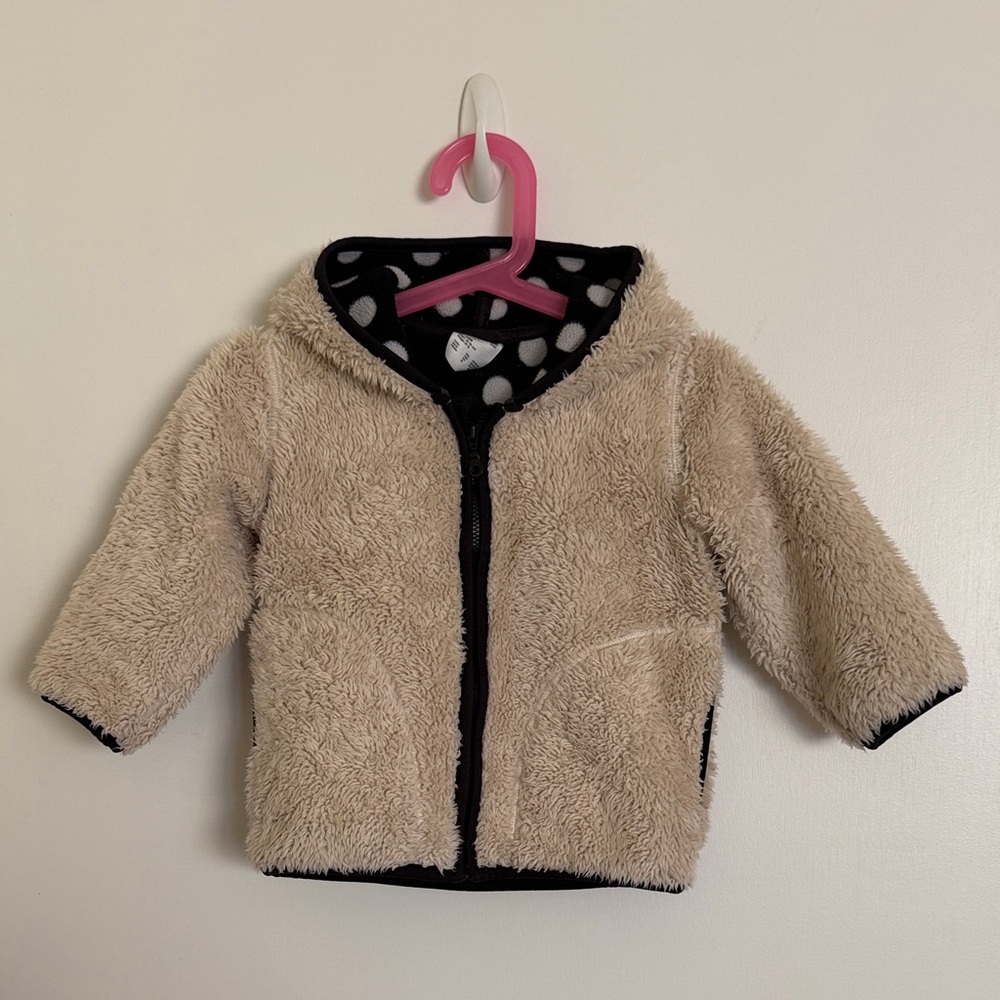 Uniqlo Beige Sherpa Puffer Jacket with Polka-Dot Hood Lining